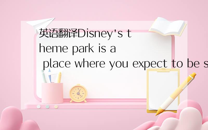 英语翻译Disney's theme park is a place where you expect to be surprised.But don't be too shocked when you meet Mickey Mouse in traditional Chinese dress in front of Sleeping Beauty Castle at Hong Kong Disneyland,which mixes the East with the West
